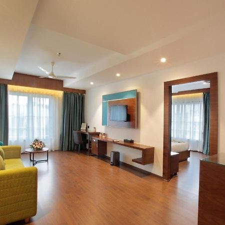 Hotel Ceasar Palace Thodupuzha Ngoại thất bức ảnh