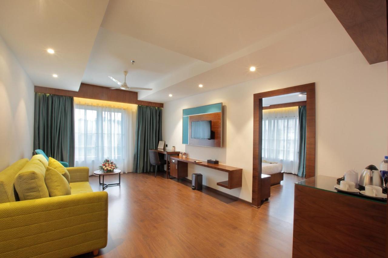 Hotel Ceasar Palace Thodupuzha Ngoại thất bức ảnh